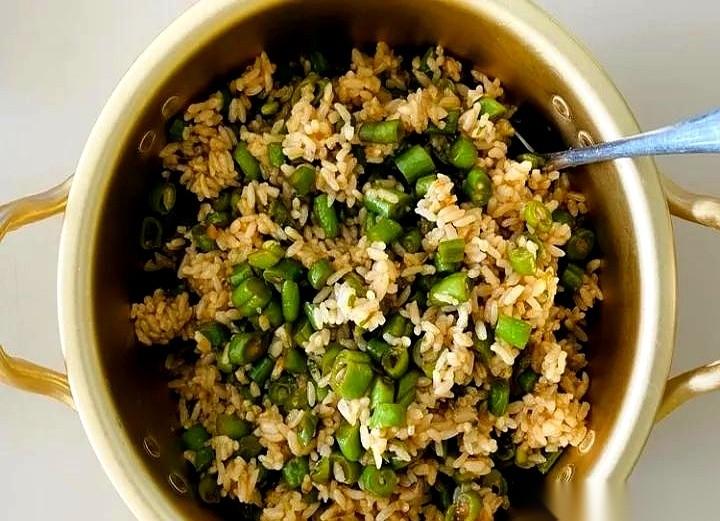 我认识一个姐，简直是个人间宝藏。
她想给她那人高马大的老公织件毛衣，因为老公在乡