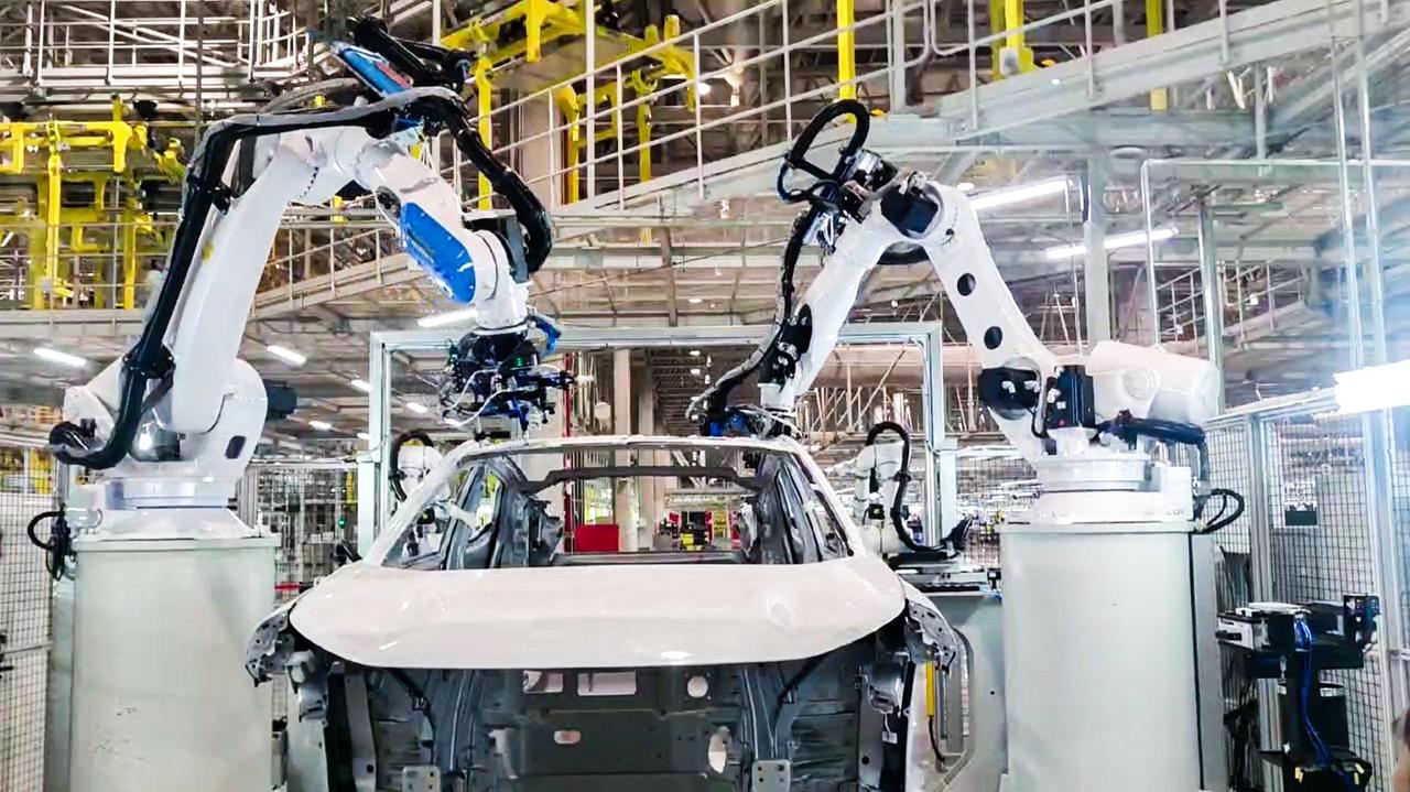 （三）中国的双线回应
面对全球制造业格局的变化，中国采取了双管齐下的策略：一方面