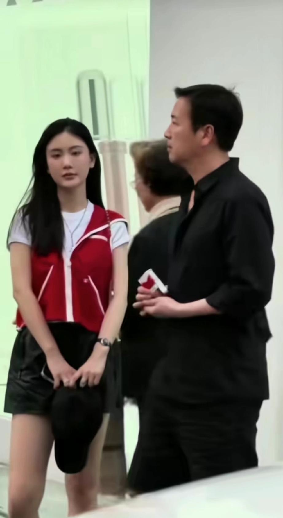 楚玲和赖文峰俩人不管走到哪儿，都十指紧扣，恩爱如初恋！

赖文峰和楚玲觉得他俩很