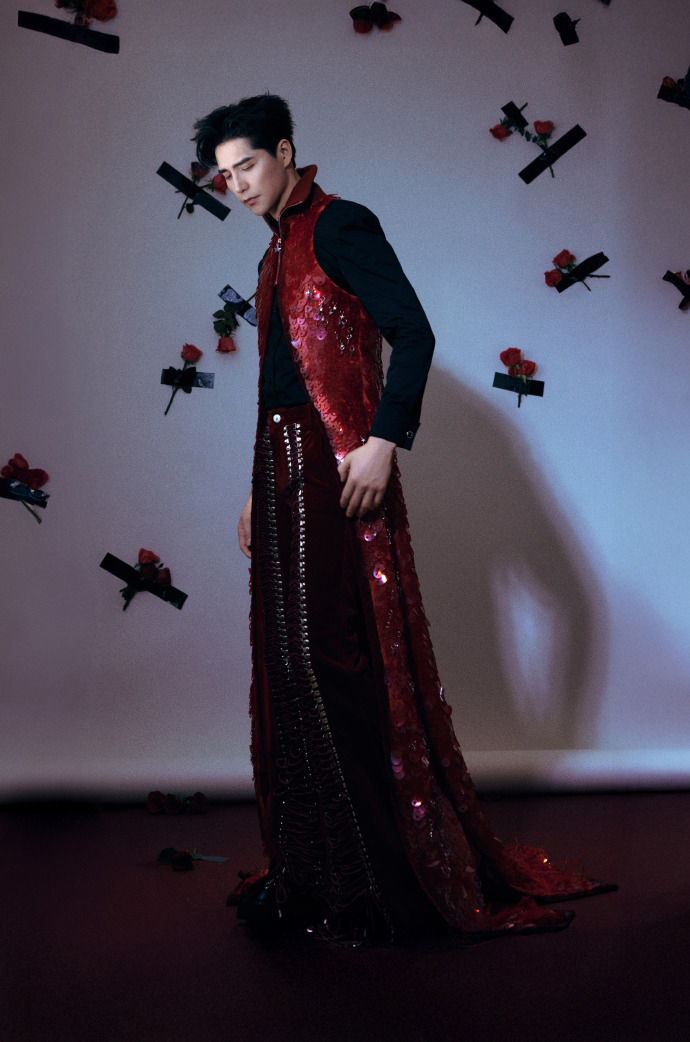 阿云嘎的衬衫多余了 阿云嘎的衬衫多余了，阿云嘎今晚的声鸣远扬总决赛 造型有，是黑