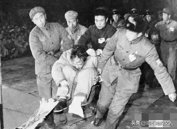 据悉，这是1966年的一张图片！
历史学的不好，也不是那个年代的人可能看不懂，只