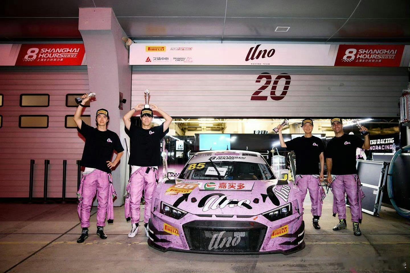 王一博车队队友合照王一博队友晒合照王一博队友晒合照，帅的，行行行 ​​​