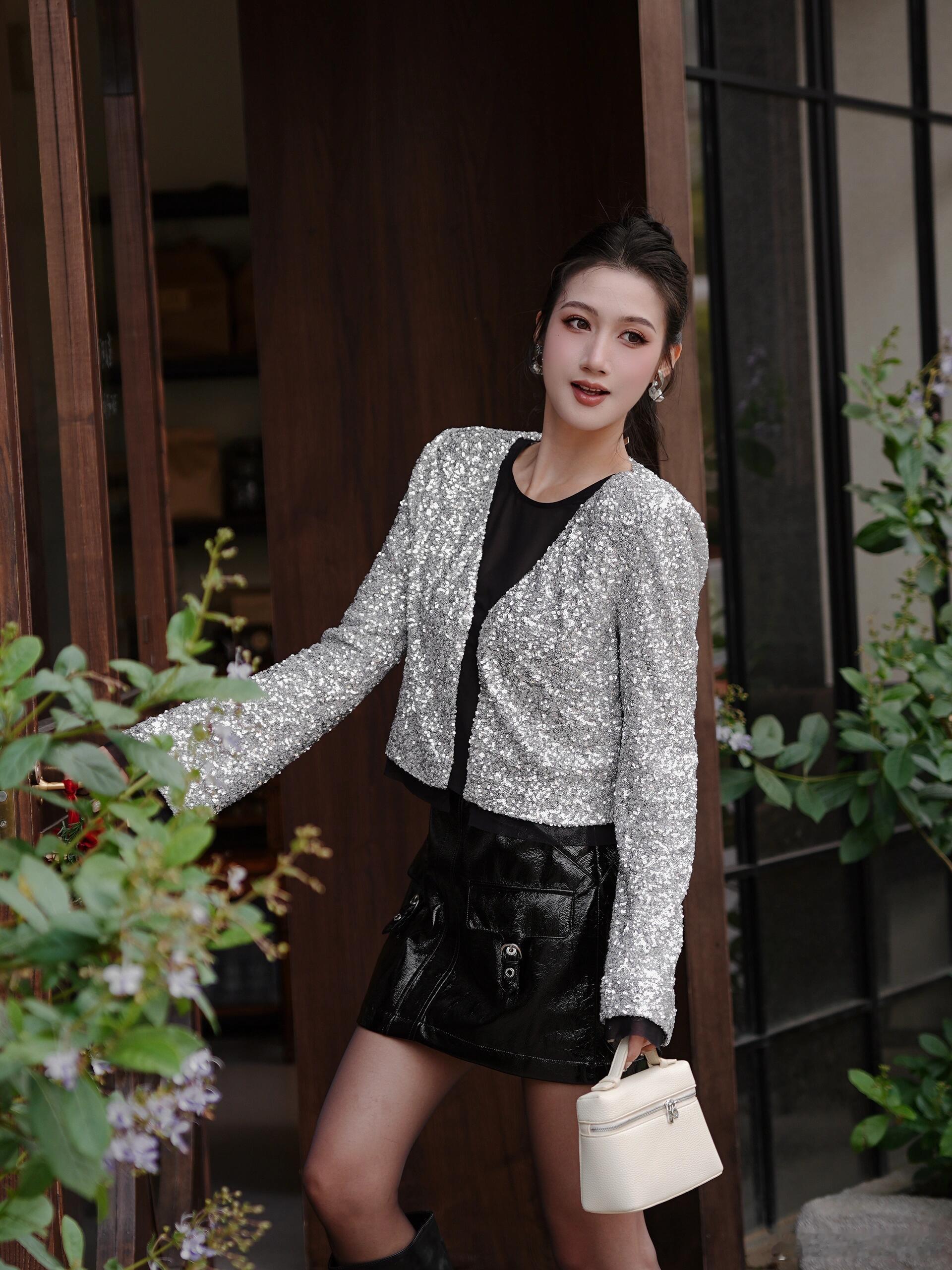 𝑏𝑢𝑙𝑖𝑛𝑔亮片衫+皮裙长靴 