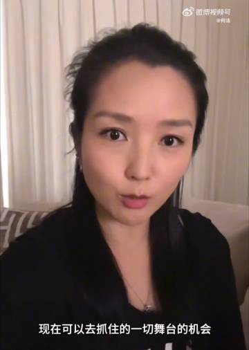 何洁说20年前不懂珍惜 看得出来何洁对于当初不懂珍惜的自己是真的有着满满的后悔，
