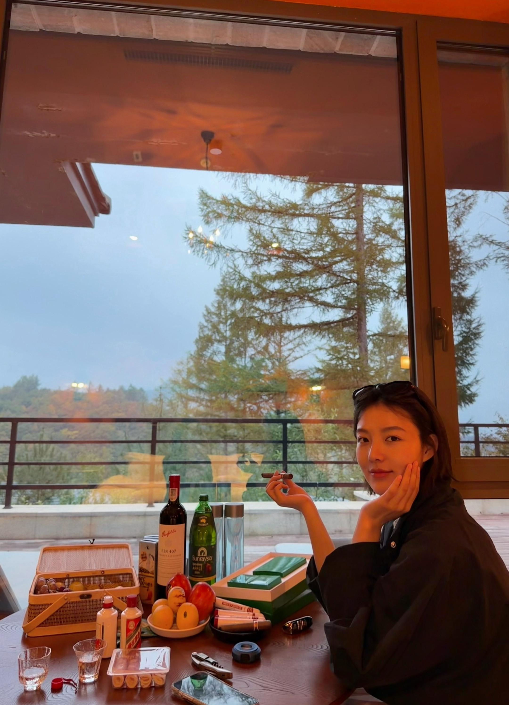 毛姆曾说：“一个人能观察落叶、鲜花、从细微处欣赏一切，生活就不能把他怎么样。”