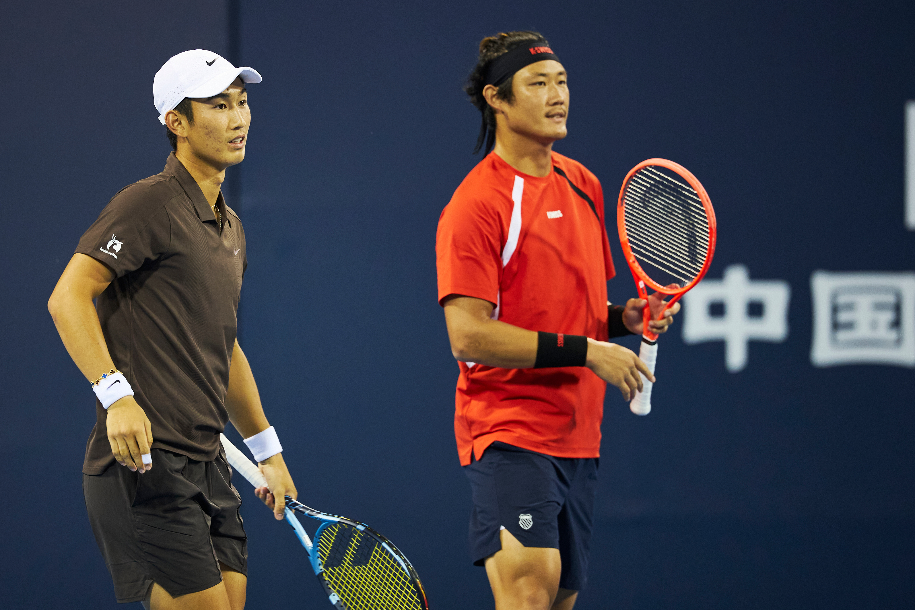 商竣程和张之臻搭档的画风感受一下！送上中网拍摄的一组商张双打照片，很欢乐也很有喜