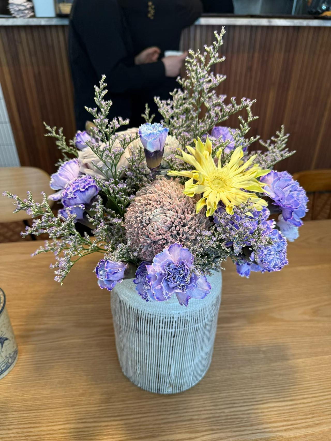 生活中，花就像魔法点缀。我家里总摆着几束花，不同季节换不同种类。春天是粉嫩的桃花