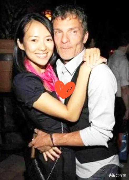 2009年，
百万富豪vivi花五千万在北京给章子怡买了套豪宅，两人同居三年，眼