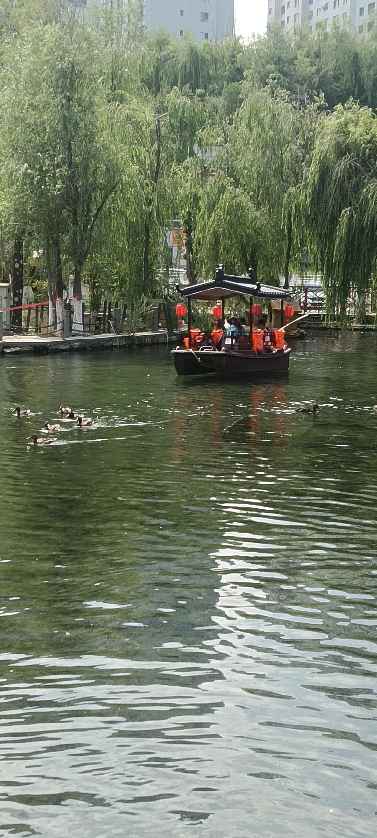 夏日生活打卡季乌鲁木齐水磨沟公园风光，2图是清朝文吏纪晓岚的纪念像。