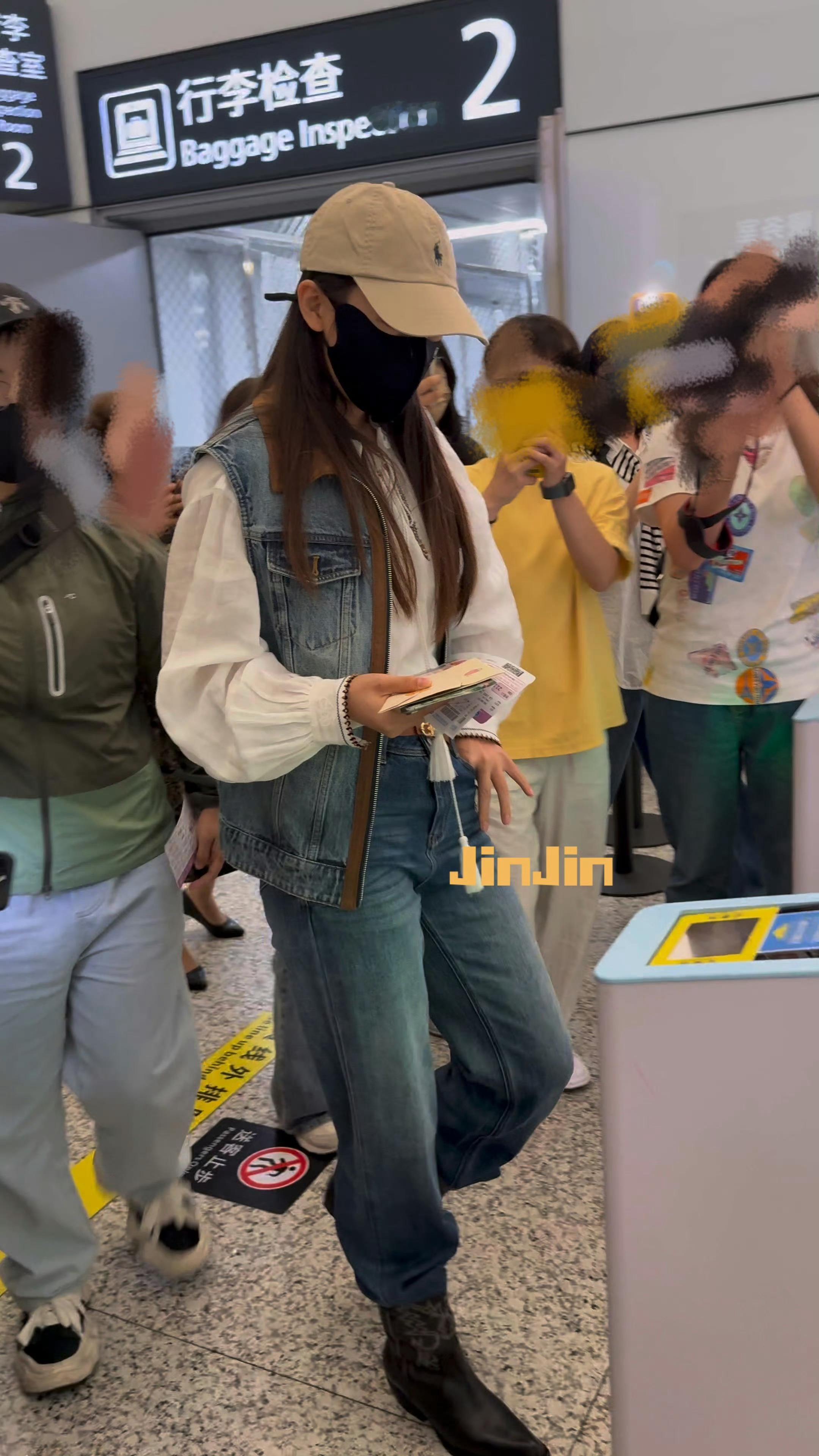 去年今日这个丽君演出后饭撒完拿着大弓✈️北京中转去克拉玛依，看到克拉玛依四个字敏