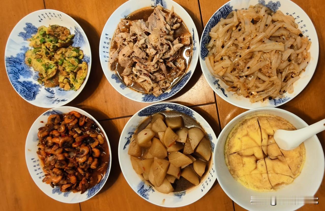 分享四个人的晚餐:烧小河虾子、烧萝卜、辣椒煎蛋、麻辣鸡腿肉、凉拌凉粉。

小河虾