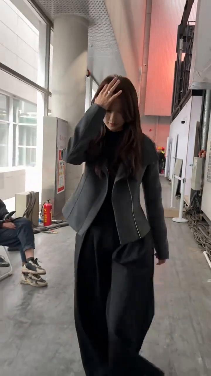 开始降温了，给不了外套，给不了拥抱，只能说一句：我爱你。