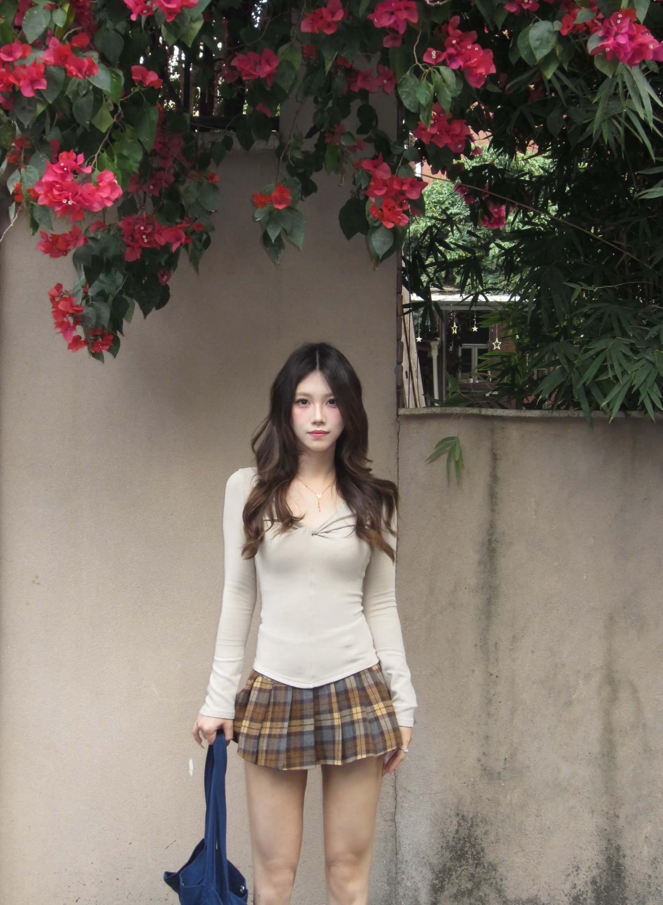 樱花树下站谁都美。