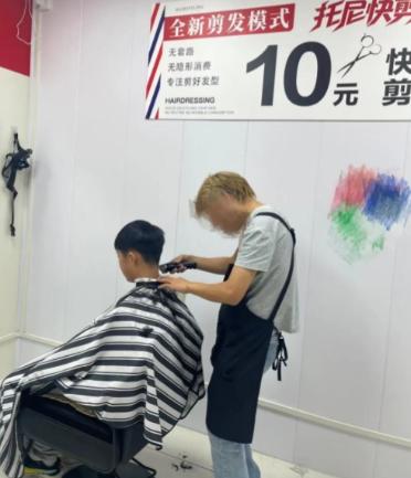 “十元理发，真的该好好管管了。”广东，一位理发店老板娘在网上说出了自己的委屈，她