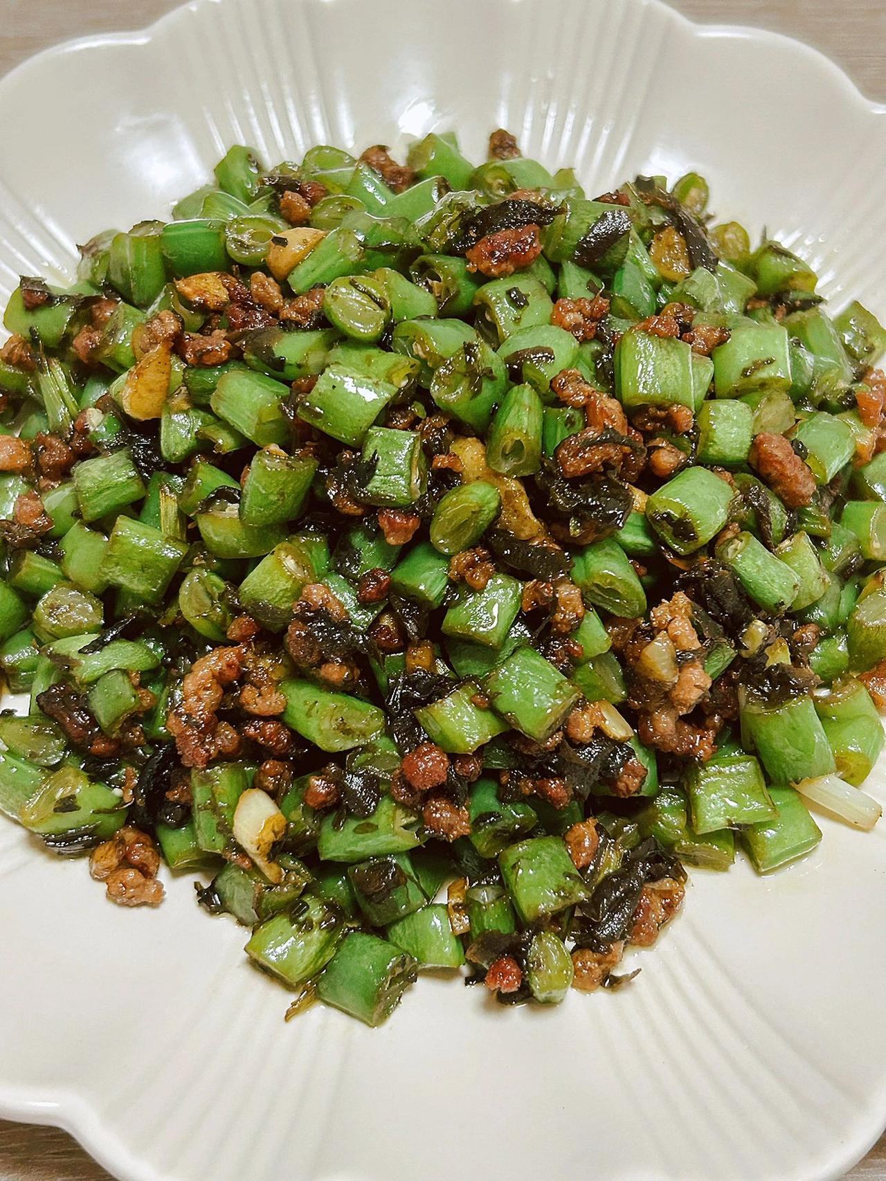 肉沫橄榄菜四季豆！简直太下饭了
专治胃口不好不爱吃饭的宝宝，下粥下饭都好绝！

