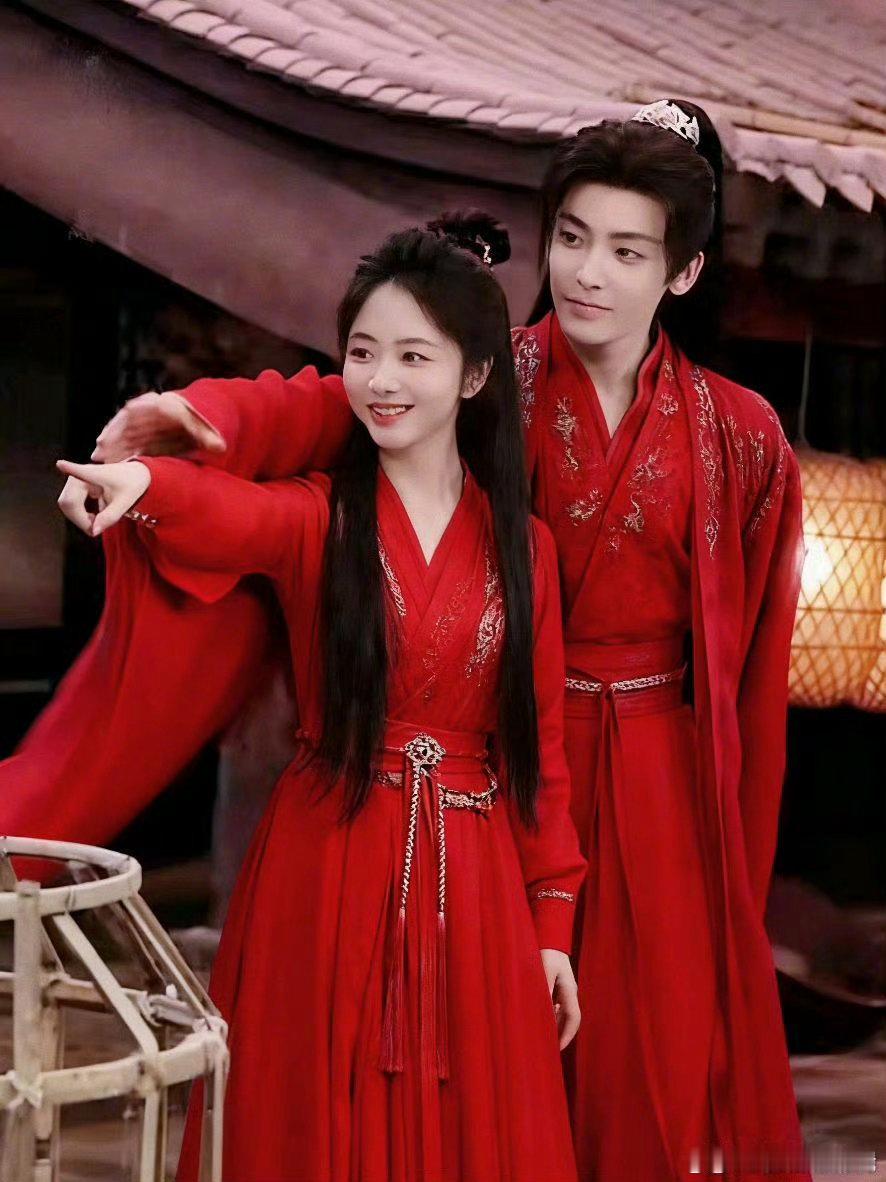 谭松韵侯明昊上演强制爱你好星期六. 从游戏互坑到霸气组队，侯明昊和谭松韵的互动又