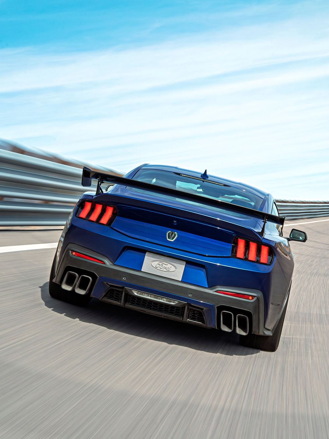 原来红牛庆祝福特百年的大制作里，维斯塔潘开的是这台车 史上最强最快“黑马”发布，