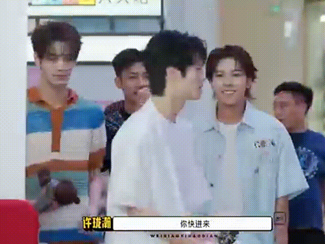 许珑瀚跺脚演我追星看到许珑瀚追星张予曦时那控制不住的小跺脚，我仿佛看到了自己，真