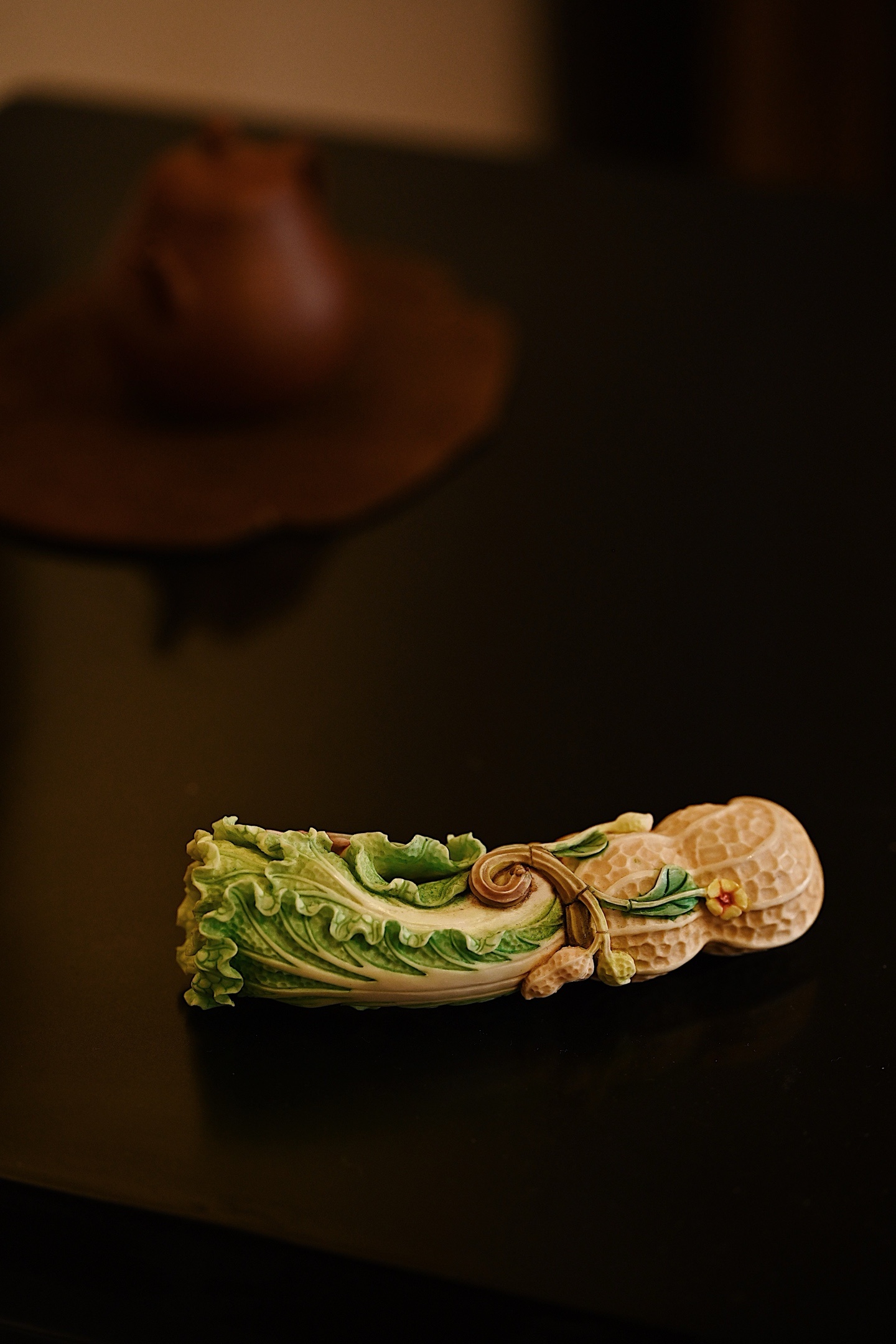 鹿角染色 | 百财发生雕刻白菜挺拔，叶片层层包裹，伸展自然，次序分明，花生饱满，