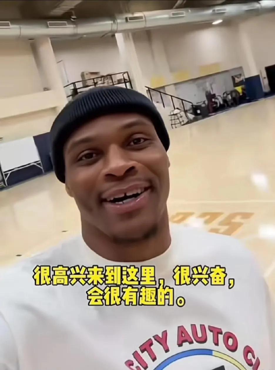 告别0号，许久不见的威少露面了，亲自发视频表示很高兴，很兴奋能加盟掘金，同时迫不