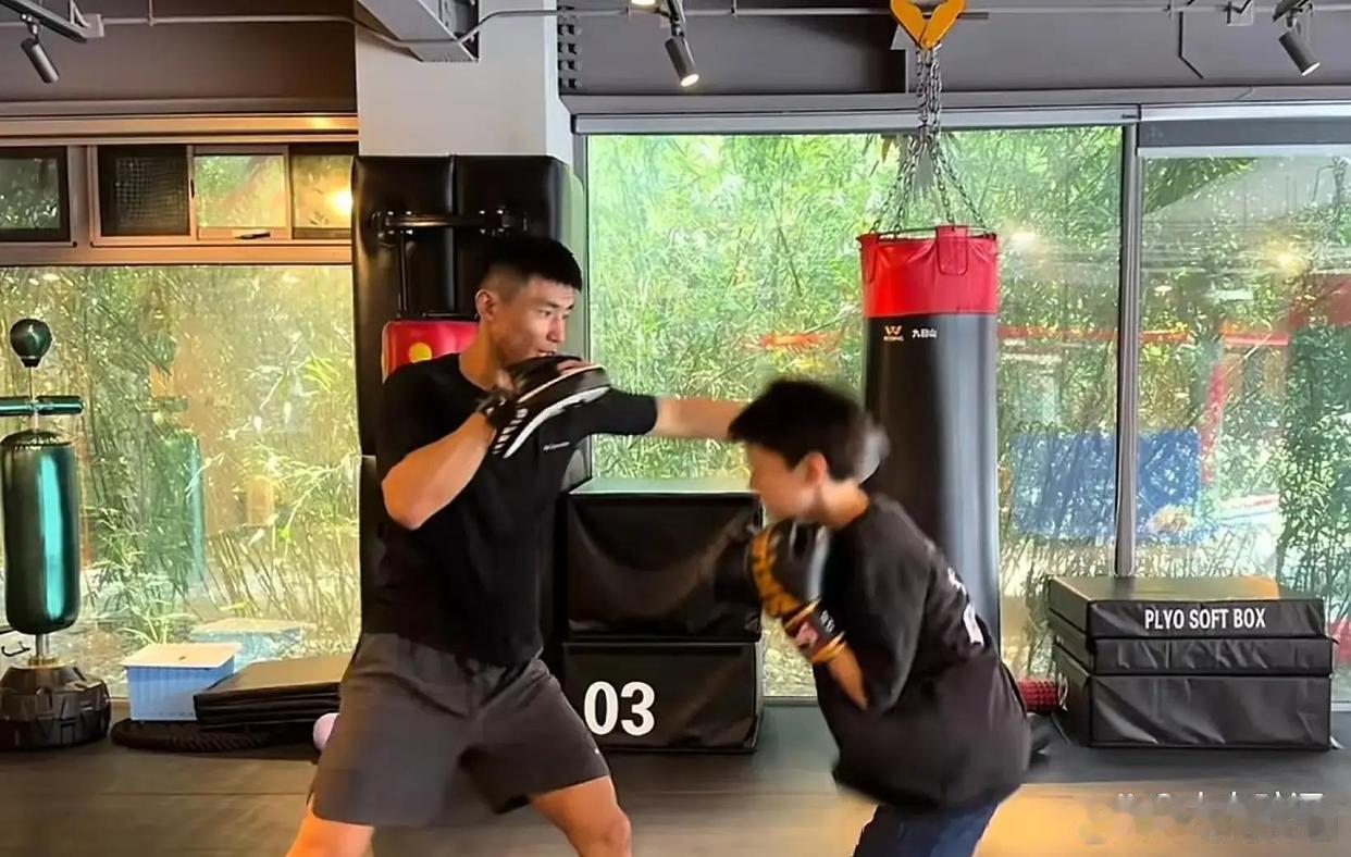 杜江太敢想！发文盼儿子嗯哼21岁拿下拳击赛大满贯，这份理想够热血 
