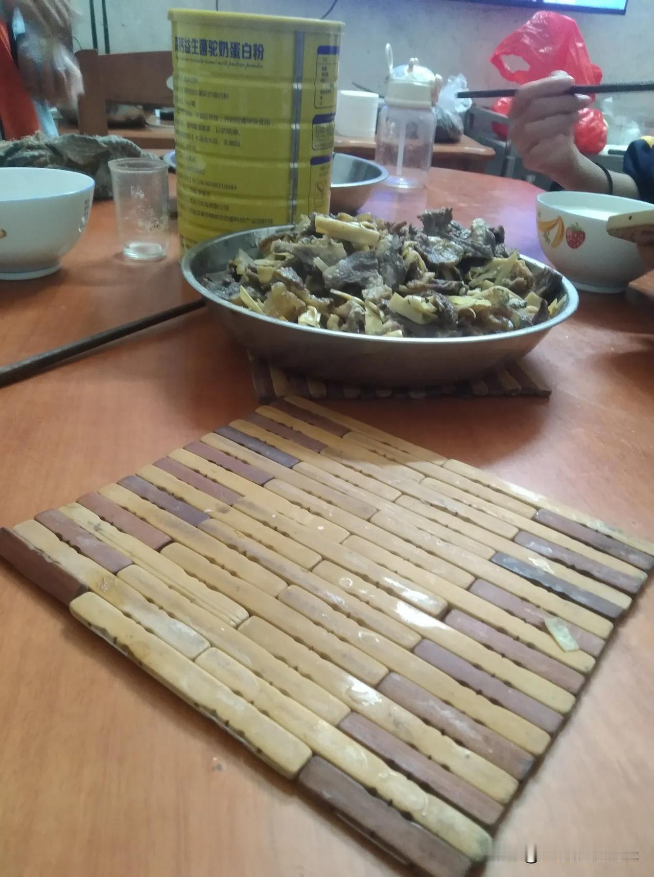 十一假期带娃回娘家，近嫁的女儿，常回家看看，陪陪爸爸妈妈吃吃饭。

#十一假期怎