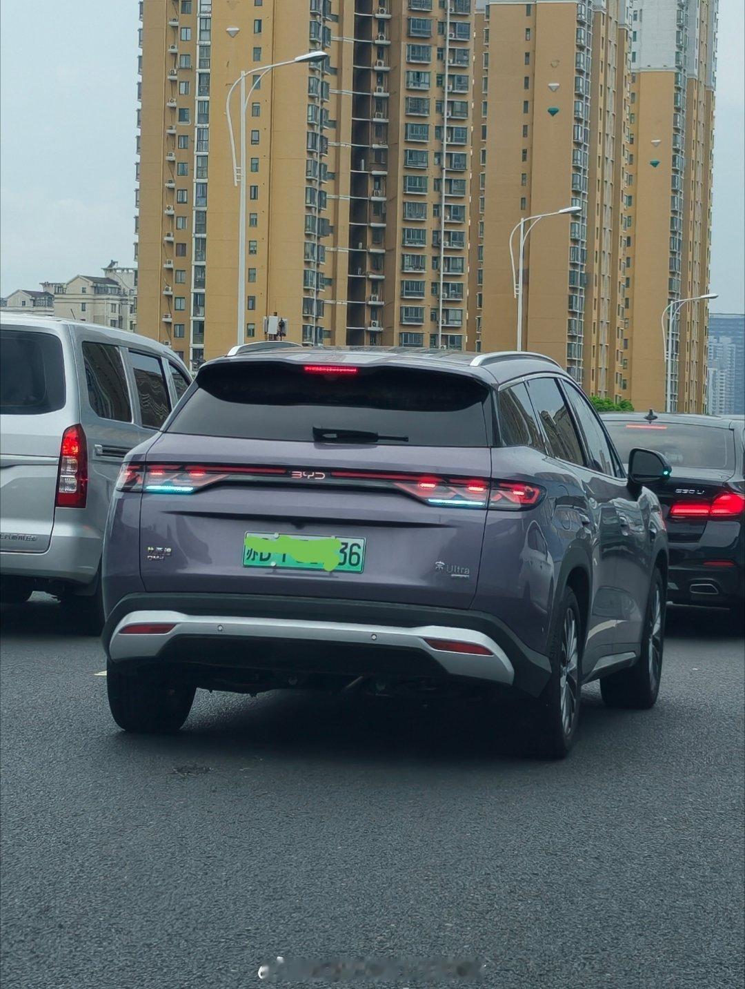 路上亮着亮蓝灯的比亚迪越来越多，这说明了什么？ 