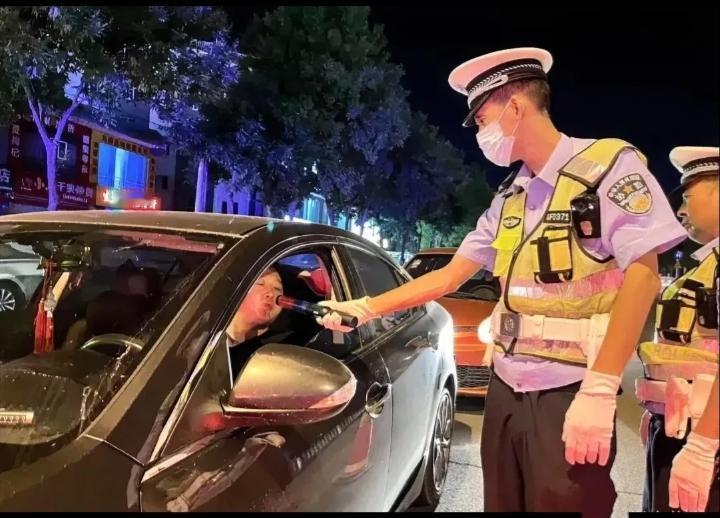给交警部门支一招！
     如果在除夕之夜查酒驾，保证一逮一个准！开罚单开得手