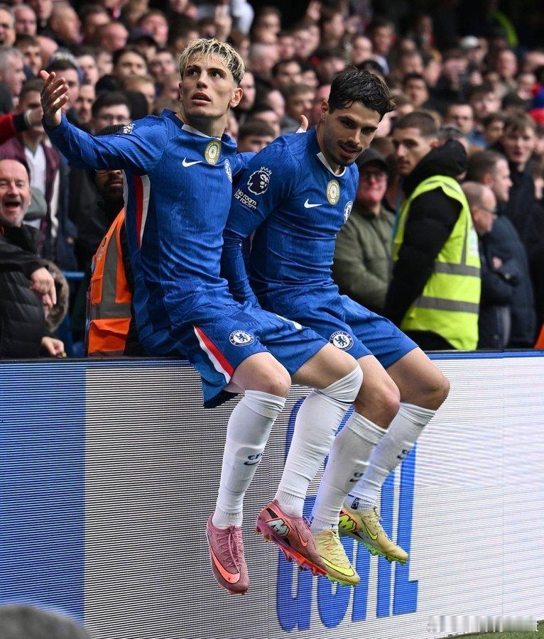 C罗[超话] 还是爱坐广告牌 ​​​