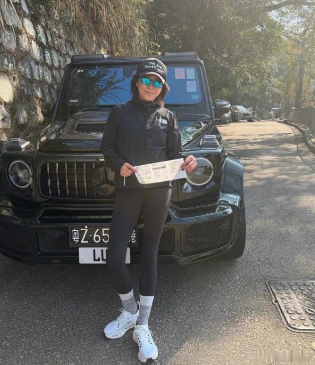 刘嘉玲幽默晒罚单：新年第一份“礼物”来了1月2日，刘嘉玲在社交平台晒出一张违法停