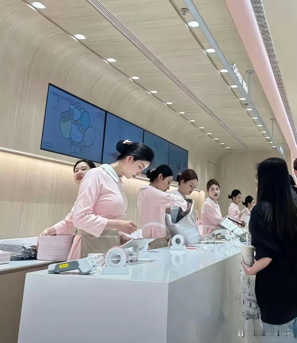 谁能看出这是一家蛋糕店……
现在的蛋糕店不拼口味和价格改拼营业员颜值了。你还别说