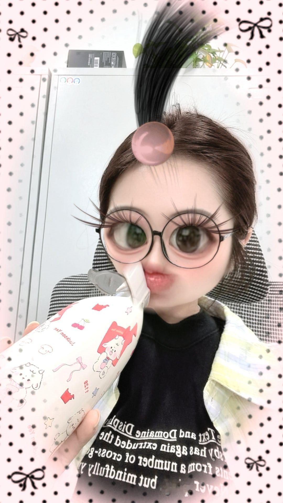 所有人拿起水杯喝水 ​​​