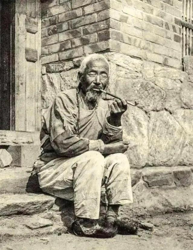 清末抽烟斗的山东老农。照片中老人穿着一双“猪皮鞋”，黑色的猪毛朝外。

现在的猪