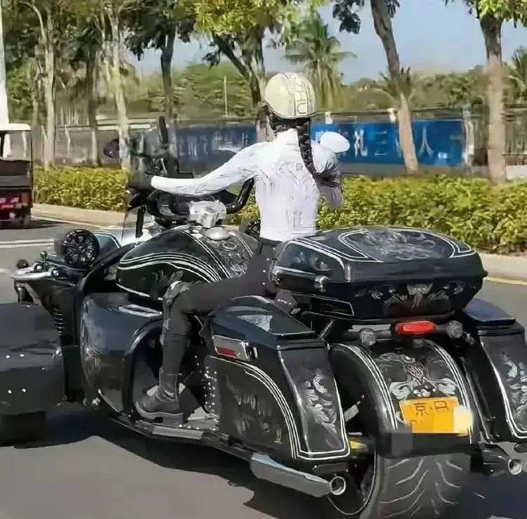 网友：真不知道买这车的是图啥？堵车时不能像普通摩托一样穿插，堵在路上还没有车棚防