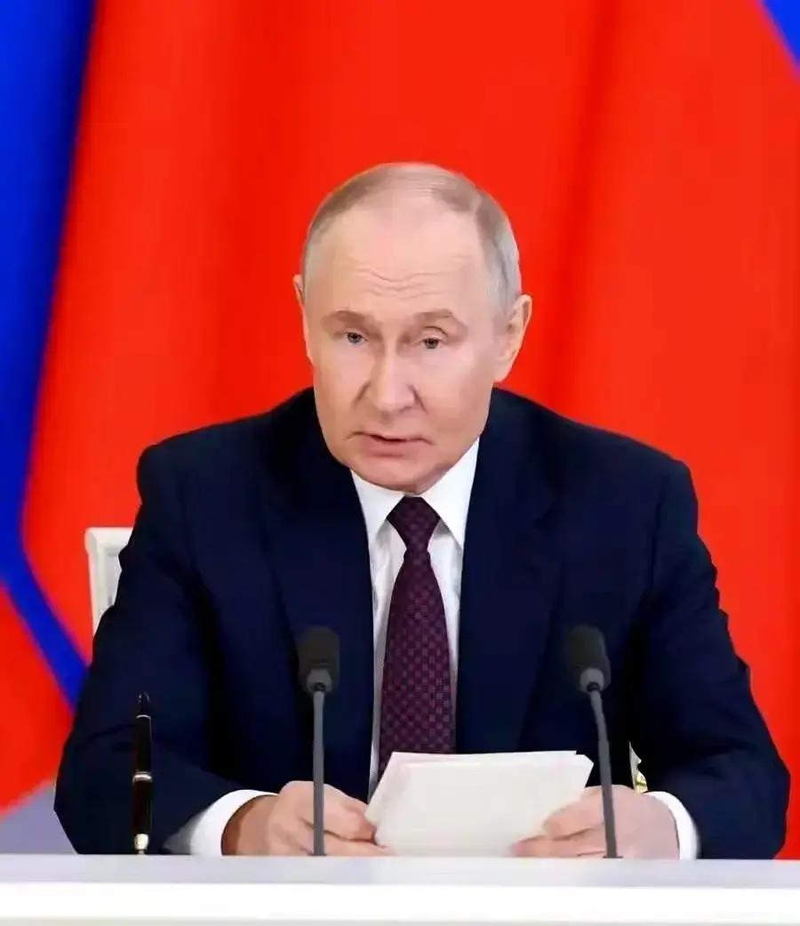 听完普京昨晚那段话，后背都凉了。
真的，不是开玩笑。
那口气，那眼神，不是在跟你