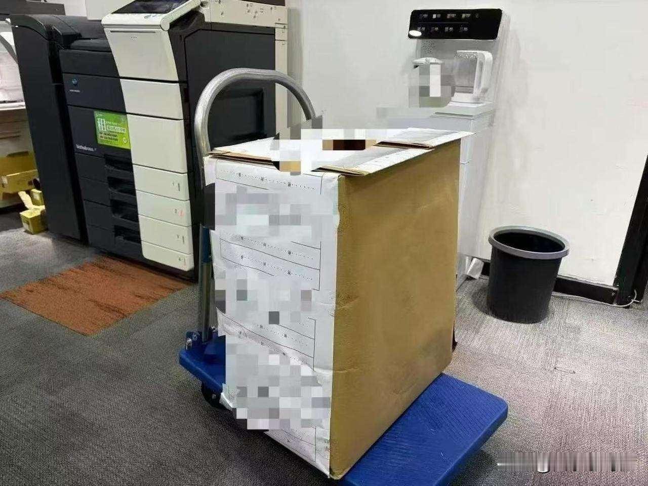 开标累的腰疼，很难想象开个标怎么会把腰闪了！一份标书一万多页，我真服了。打印机都