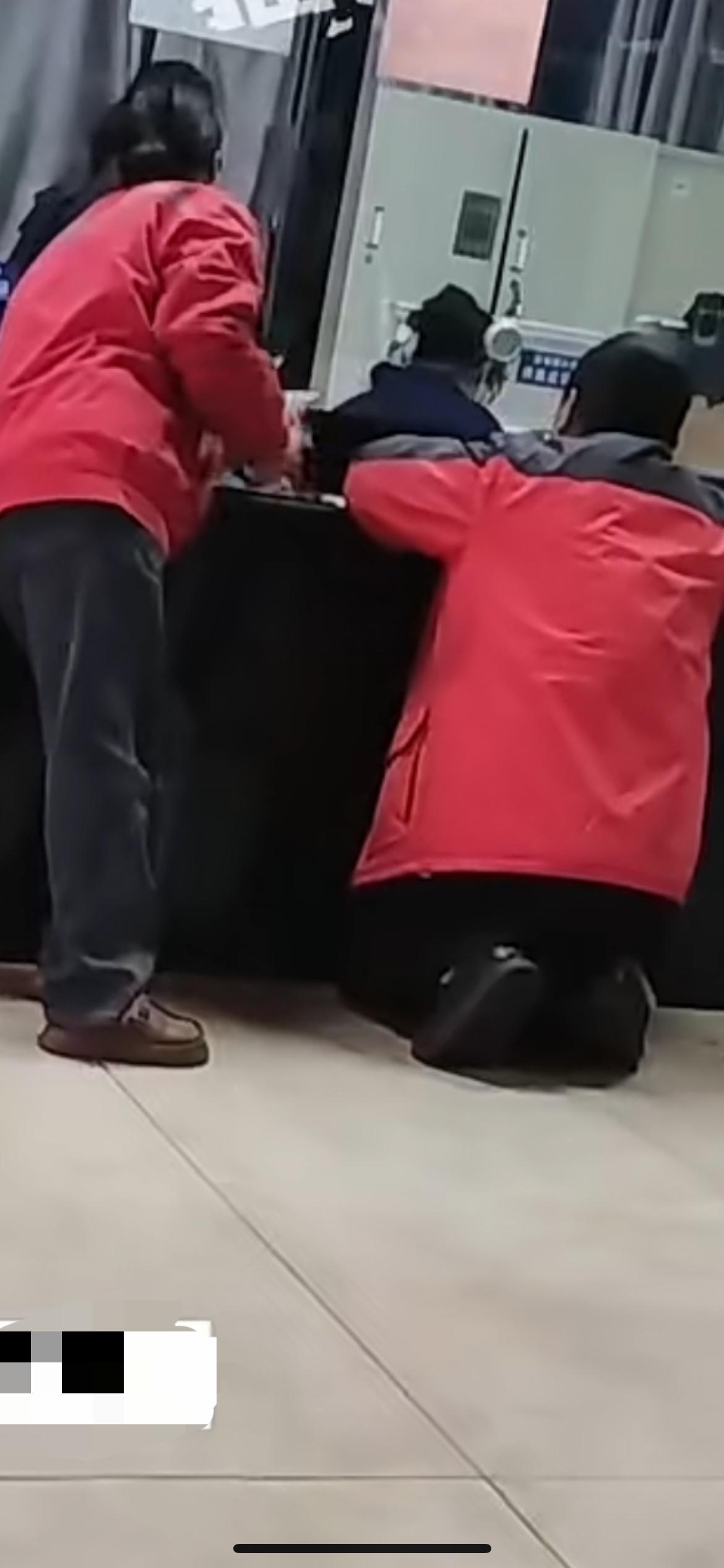 钢厂回应办事窗口无椅子需半蹲半跪 。货车司机吐槽钢厂办事窗口需半蹲半跪 ，钢厂：