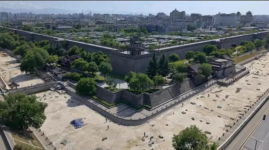 我滴乖乖，西安古城护城河原来是水泥打底的河床呀！