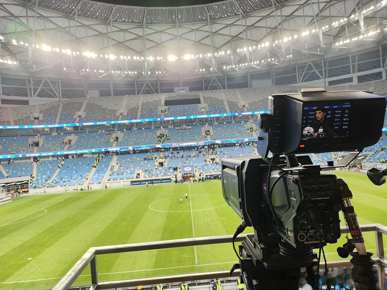 谢晖赛后讲了些什么？
整场比赛几乎看不到中场，基本上都是后卫和前锋是连线，现在的