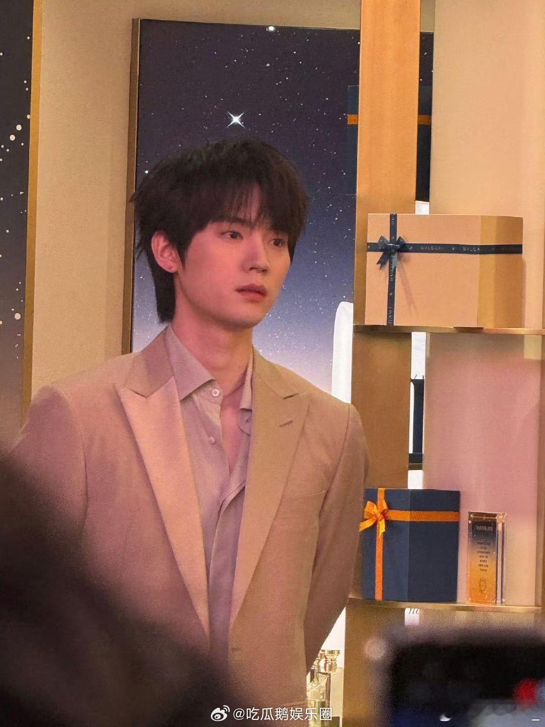 周翊然 我住的城市从不下雪 重庆线下活动热度爆表！香槟色西装适配度满分，贵公子颜