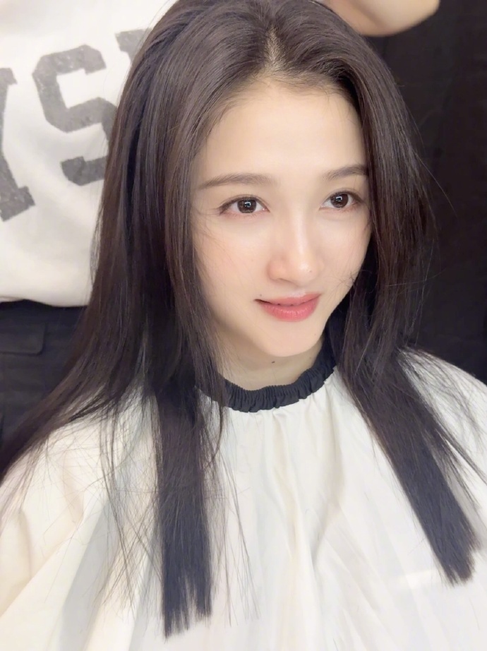 关晓彤心疼你都有时差 关晓彤还是太体面了 感觉这个社会在大多数情况下 对女生都很