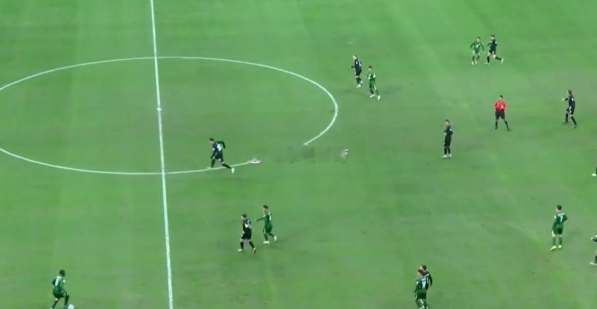 这球衣太看不清了...北京国安