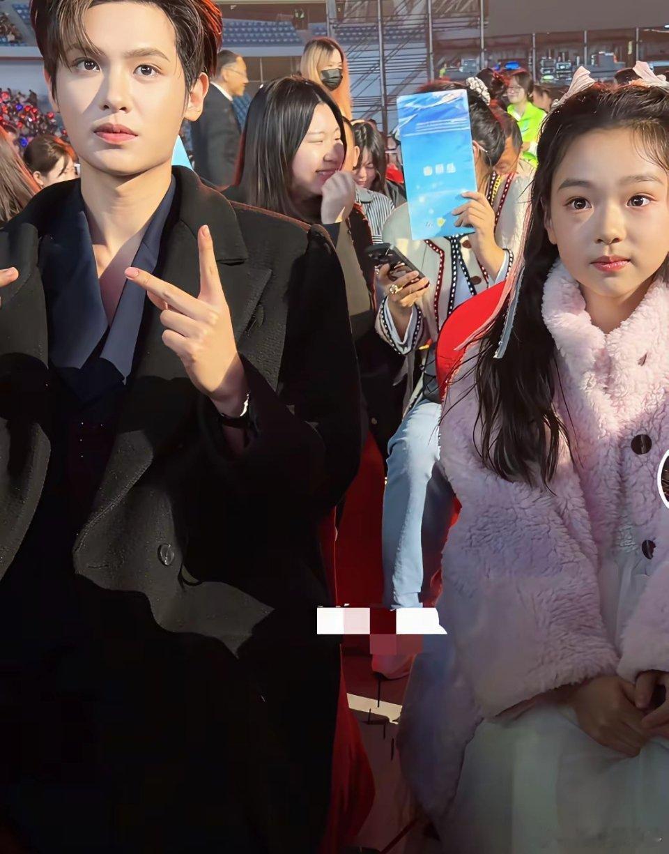 我有种预感，以后小酒窝肯定比董璇还要有实力，你看小酒窝如今都有专属的座位了，竟然