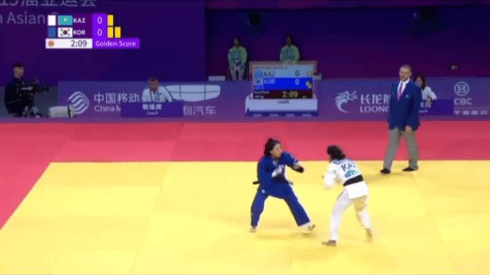 #亚运会#亚运会柔道女子48公斤半决赛，韩国选手掌掴对手哈萨克选手的脸部，然后被