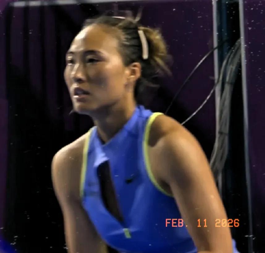 决胜盘第5局，郑欣文逼出2个破发点后，实现二度破发，比分4-1领先。接发强攻，防