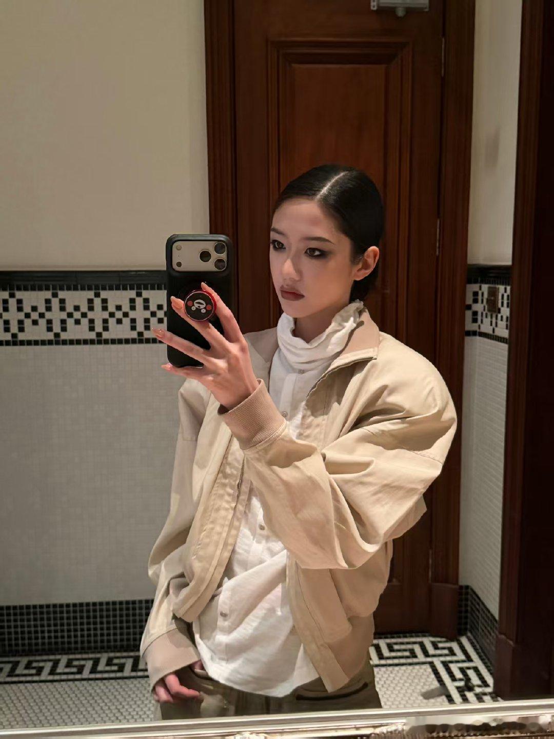 向涵之烟熏妆 烟熏妆搭配清冷千金感，复古摩登又飒爽利落！向涵之这组妆造张力拉满，