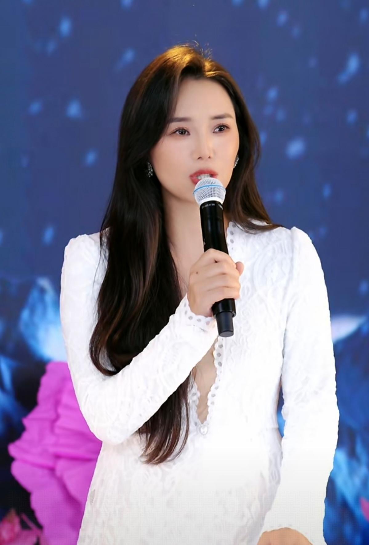 以高音见长的云朵，一首《相见恨晚》没唱出相见恨晚那感觉，情绪也没调动起来。
《相