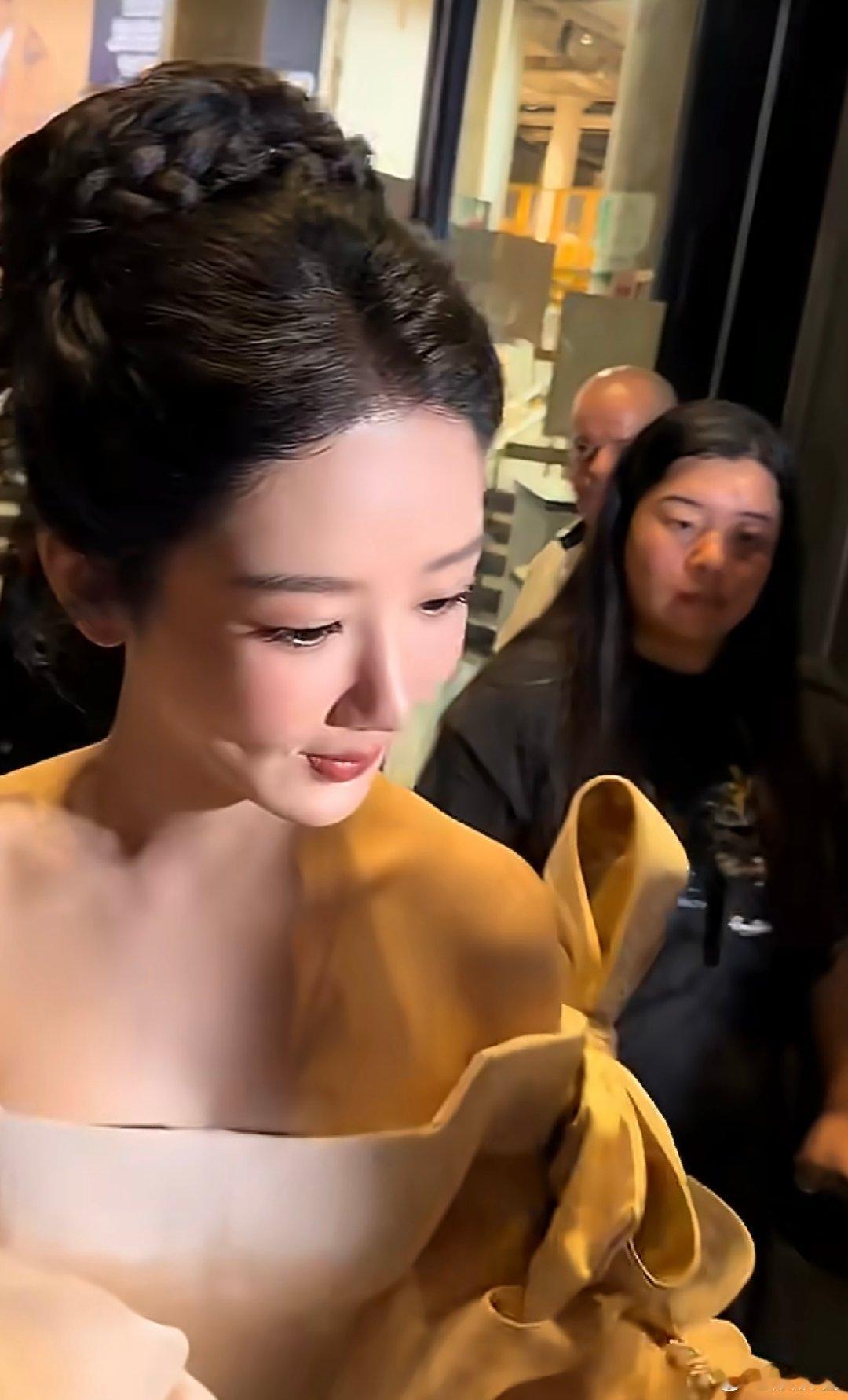 杨紫下班给粉丝签名啊啊啊啊啊杨紫下班给粉丝签名，我也想要！！ 