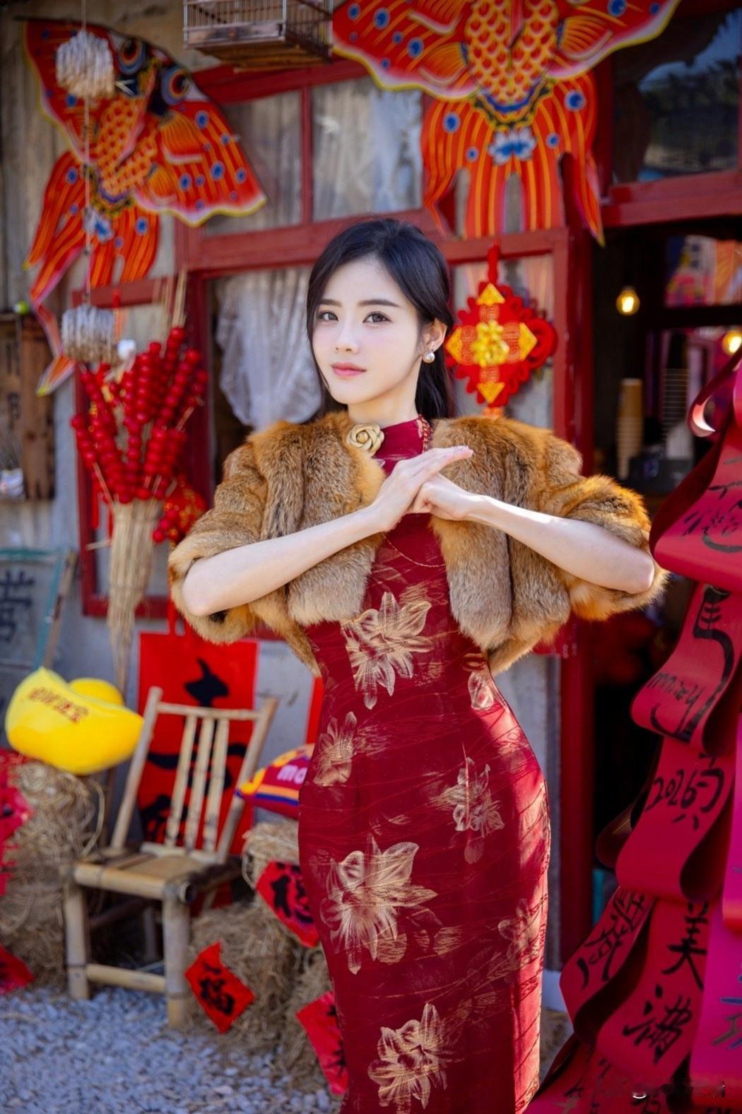 红衣美人倚门立，春意盎然满庭芳。