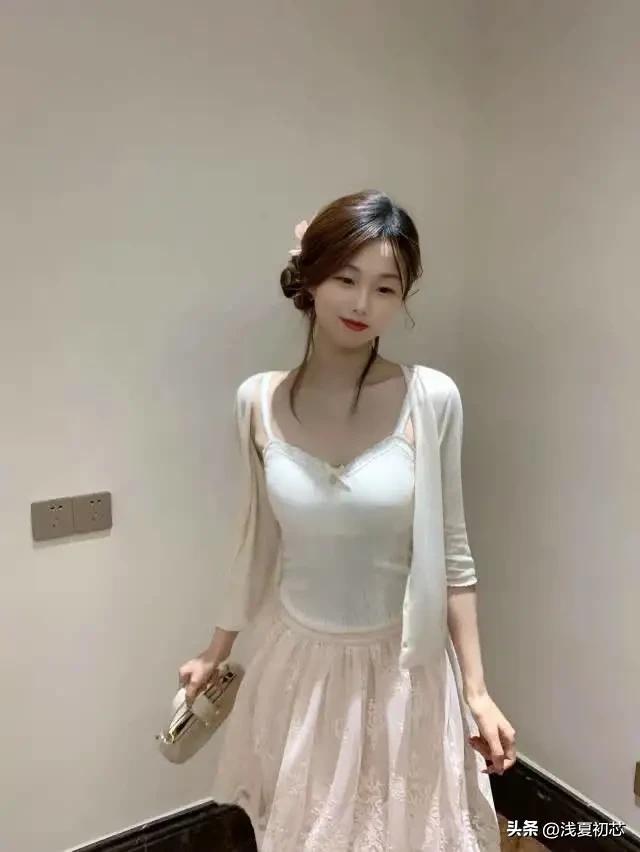 温柔甜美的少女风穿搭，粉色蕾丝裙搭配白色上衣，尽显优雅气质。